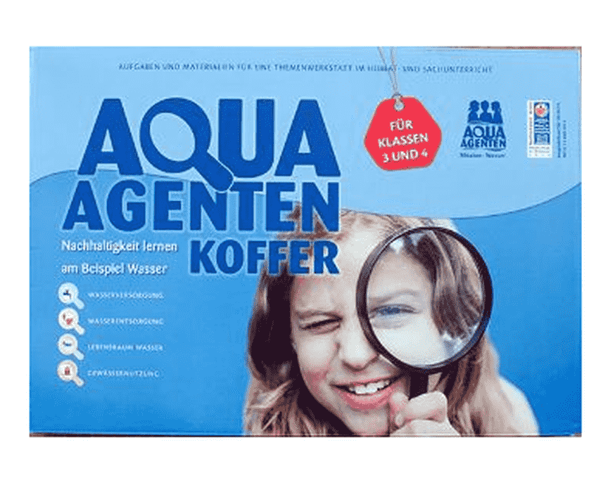 Aqua-Agenten-Koffer, Mädchen schaut durch eine Lupe