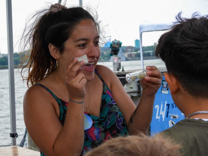 Zwei junge Leute sitzen an der Kieler Förde