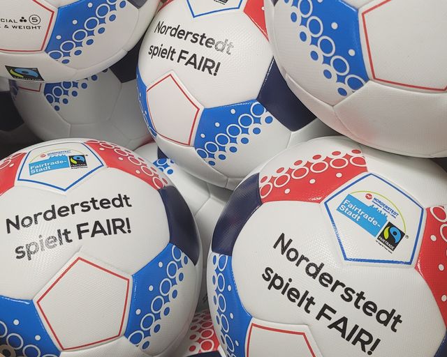 Bälle mit dem Aufdruck Norderstedt spielt FAIR
