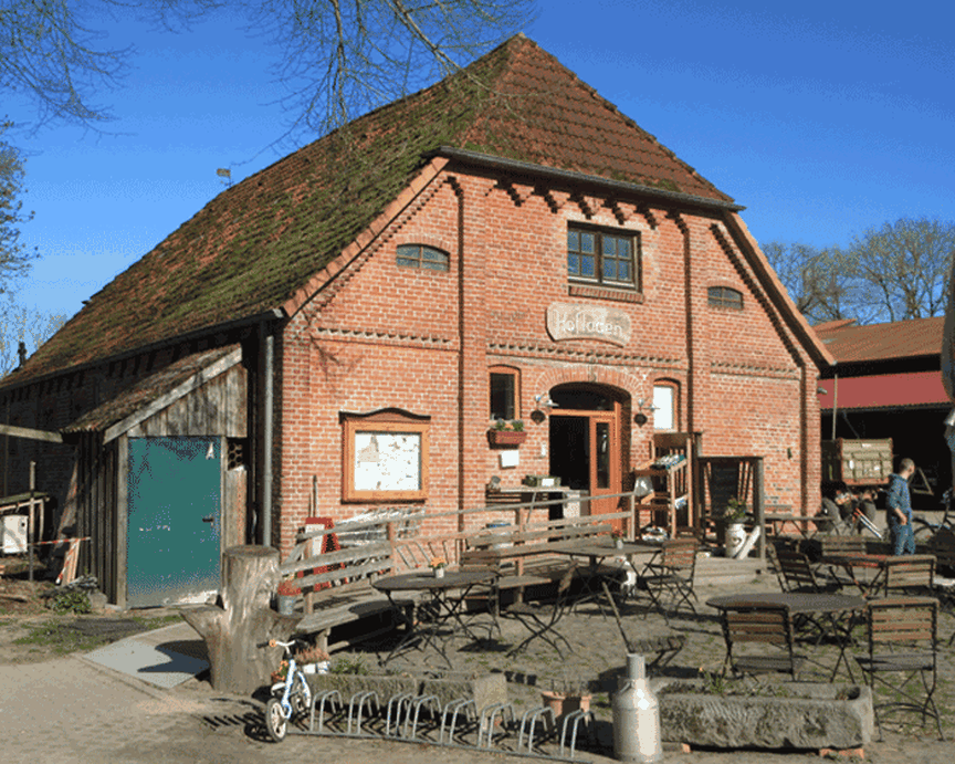 Hofladen ©Hofgemeinschaft-Gut-Rothenhausen Ansicht auf das Hofgebäude mit Sitzgelegenheiten©Hofgemeinschaft-Gut-Rothenhausen