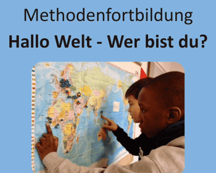 Zwei Kinder zeigen auf Weltkarte