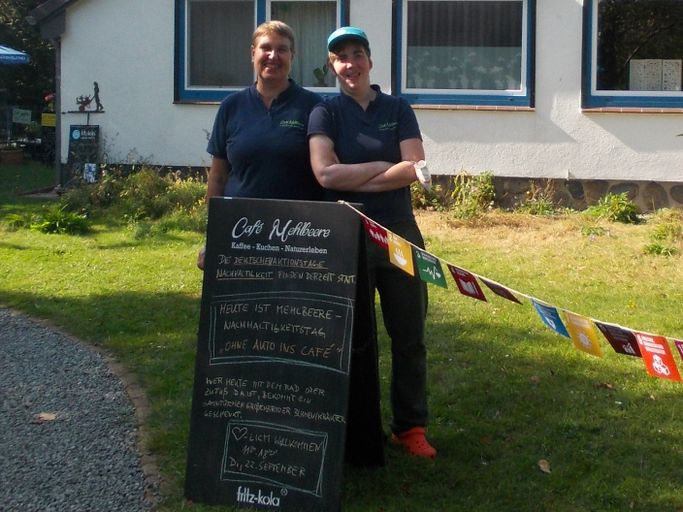 Zwei Personen stehen im Garten