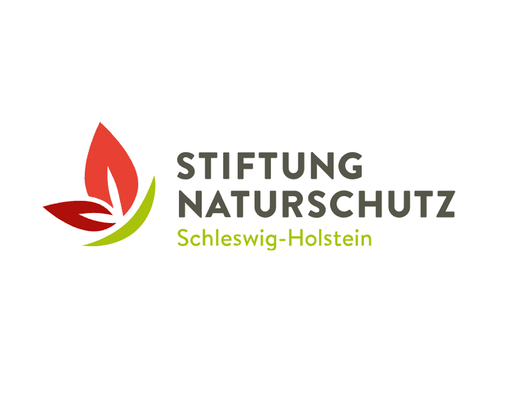Logo der Stiftung Naturschutz Schleswig-Holstein rotes Blatt mit grün