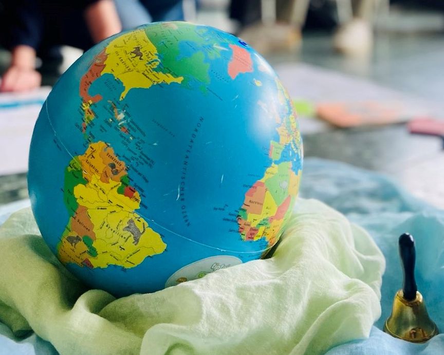 Ball in Globusform liegt auf einem Tuch