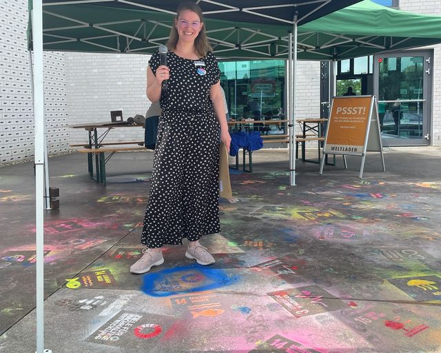 Theresa Bobbe steht unter einem Pavillion