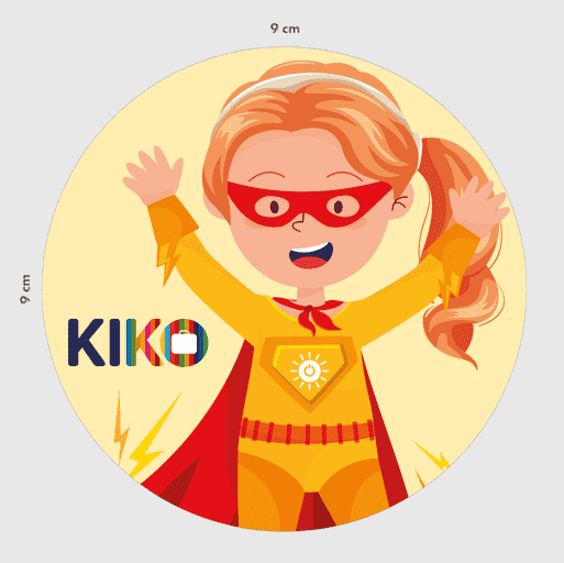 Abbildung Mädchen in Supergirl-Kleidung mit Schrift KIKO