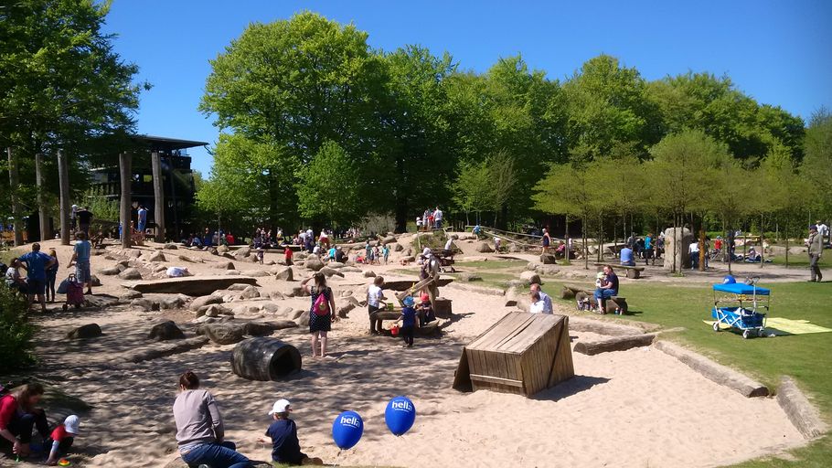 Ansicht eines naturnahen Spielplatzes in Grünanlage