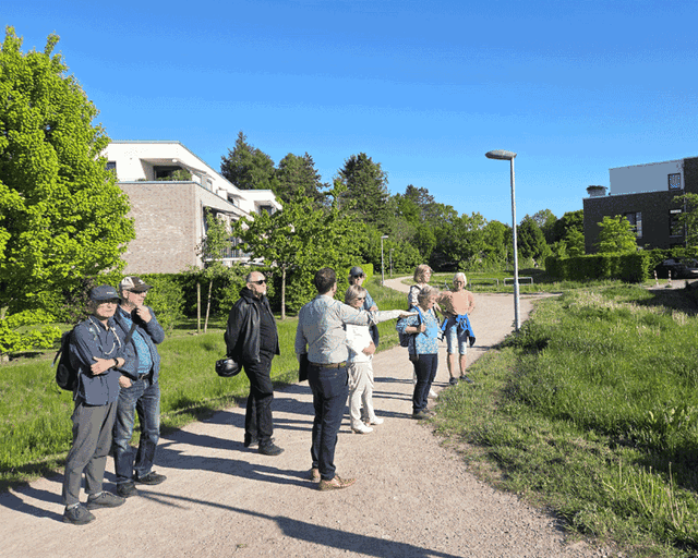 Foto Personengruppe auf einem Weg im Grünen