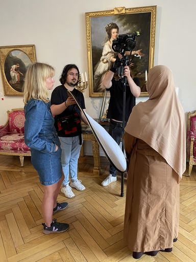 drei Frauen vor einem Bild stehend