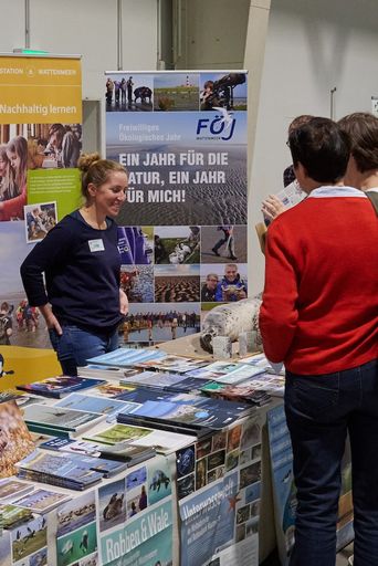 BNUR Infostand beim BNE-Forum mit mehreren interessierten Besuchern