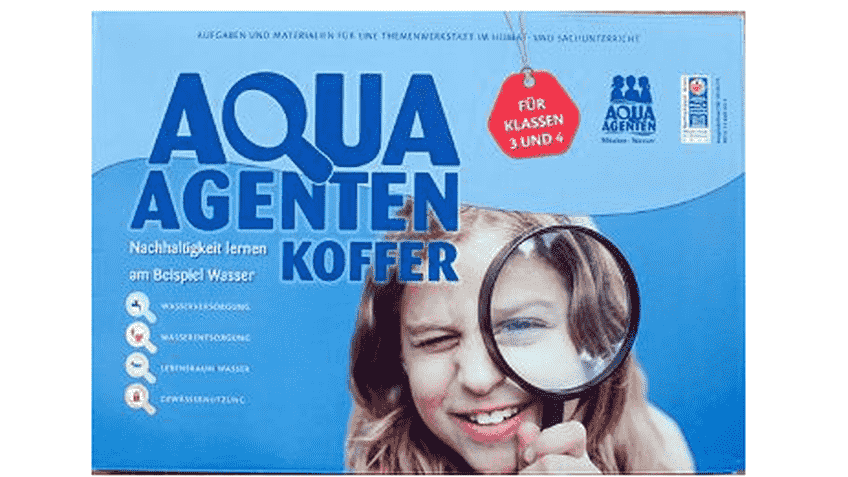 Aqua-Agenten-Koffer, Mädchen schaut durch eine Lupe