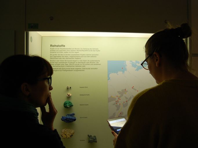 Zwei Frauen betrachten Ausstellungskasten im Museum