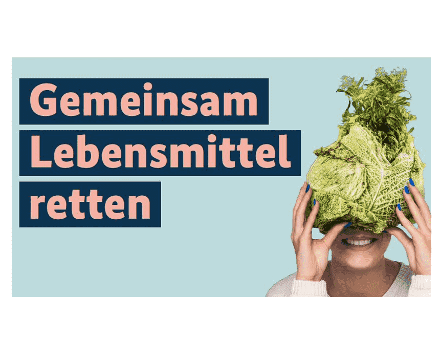 Schriftzug "Gemeinsam Lebensmittel retten" neben Frau, die Kohlkopf vor ihr Gesicht hält