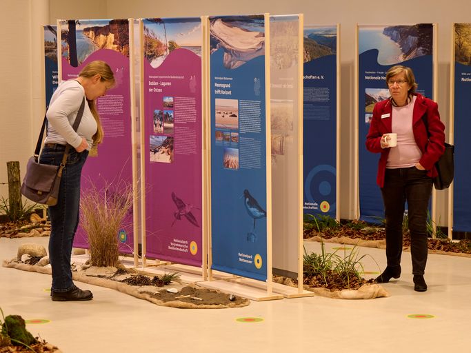 BNUR Besucherinnen betrachten die Schautafeln bei der Ausstellung zum Naturschutztags