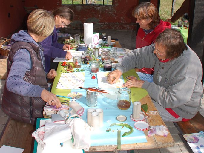 Erwachsene beim kreativen Basteln während des Seminars Farben der Natur