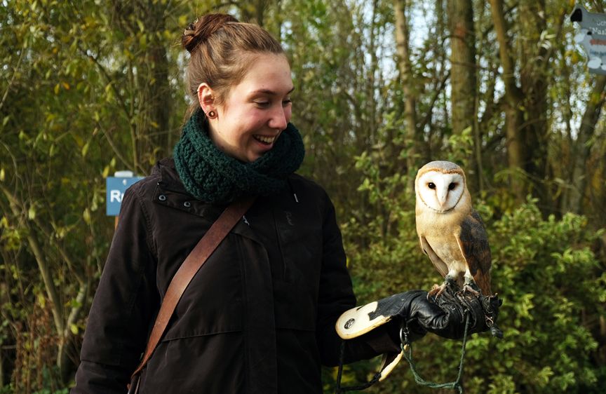 Annika Witte, Leitung Tierparkpädagogik Annika vom Westküstenpark mit Eule auf dem Arm