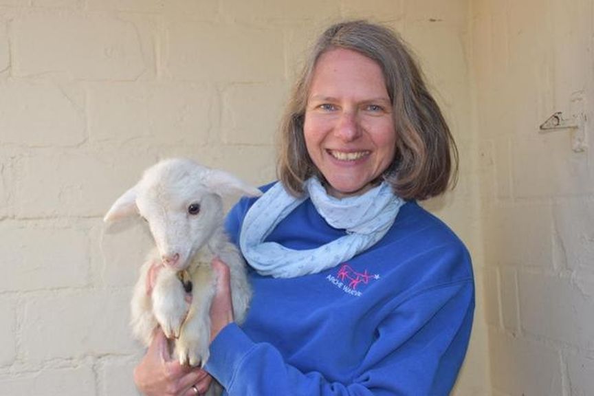 Umweltpädagogin Stefanie Klingel mit Lamm auf dem Arm