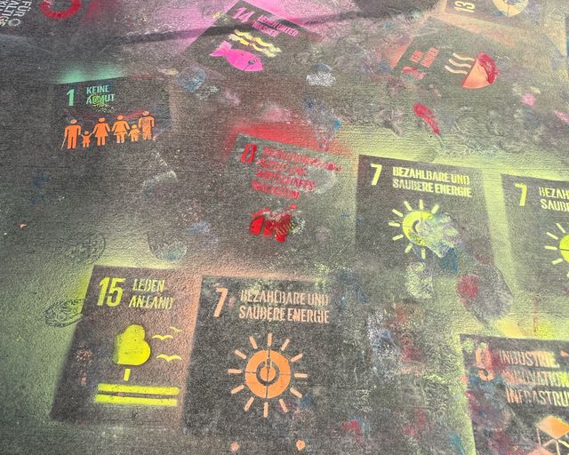 Schablonen mit den 17 Zielen liegen auf einem Rasen