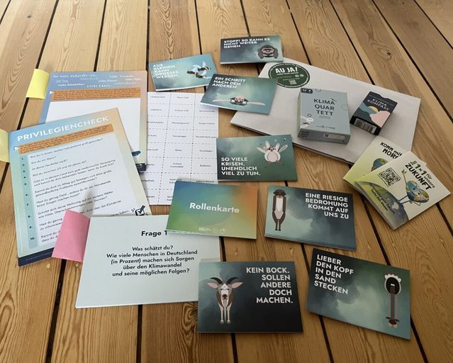 Karten liegen auf Holzbohlen