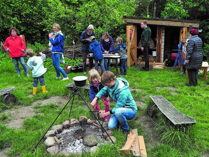 BNUR Aktionsmonat zum Thema Natur erleben: Kinder und Jugendliche kochen an offener Feuerstelle 