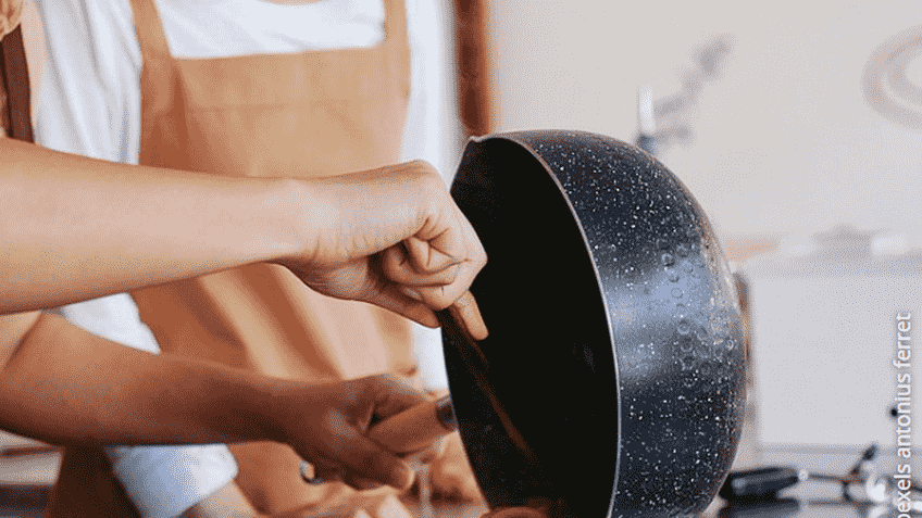 Zwei junge Personen füllen Spaghetti auf einen Teller © pexels antonius ferret