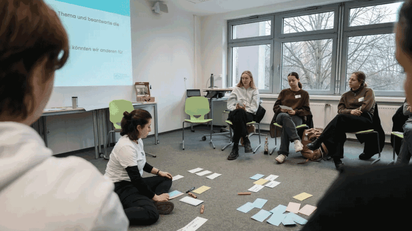 Seminarraum mit sitzenden Personen