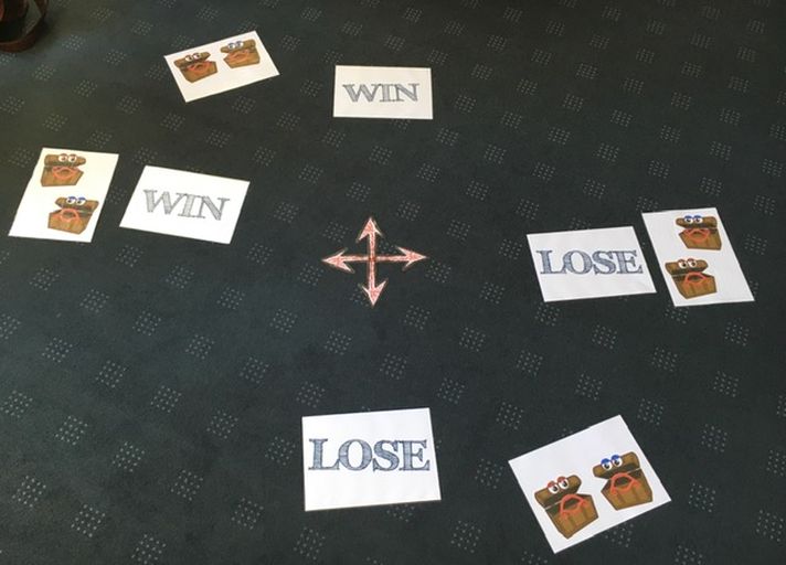 ( Spielkarten liegen auf einem Tisch