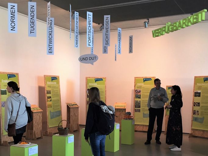 Menschen im Museum