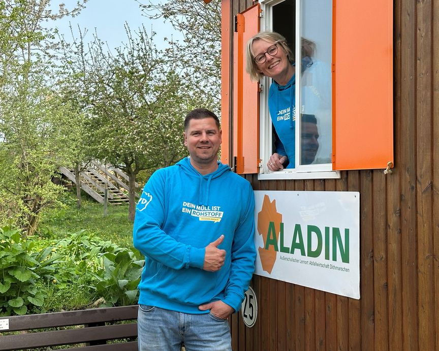 ALADIN Team Ole Kuhn und Katrin Martens Ole Kuhn vor Bauwagen und Kartin Martens schaut aus dem Fenster