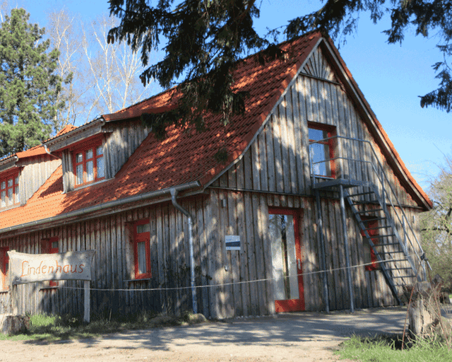 Lindenhaus ©Hofgemeinschaft-Gut-Rothenhausen Foto eines Holzhauses