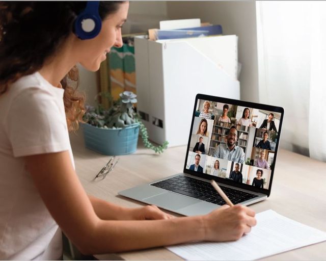 Junge Frau schaut auf Notebook-Monitor