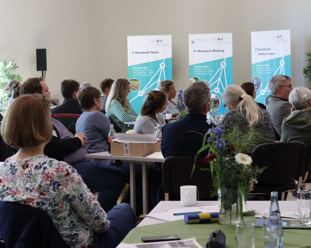 Menschen in einem Veranstaltungsraum beim 1. Forum Biodiversität